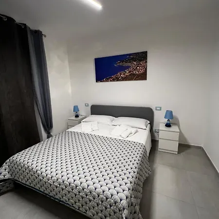 アパート Piazza Buccelli A 10 Mt Dal Mare ヴァラッツェ