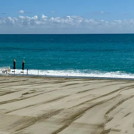 Piazza Buccelli A 10 Mt Dal Mare Varazze